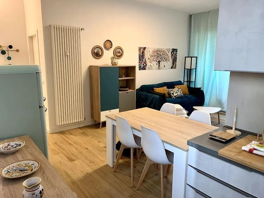 Appartamento Con Terrazzo Sui Tetti Milanesi شقة ميلان